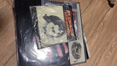 最近为了给家里长辈淘一些经典的古典乐，第一次尝试了挖煤姬。不得不说，购物流程比想象中简单很多，从搜货、下单到合单发货都非常丝滑。
这次入手的几张黑胶和 CD 状态都比预想中要好，包装严实，完全没有磕碰。尤其是淘到了一些市面上比较少见的版本，真的有种“捡漏”的快乐。平...