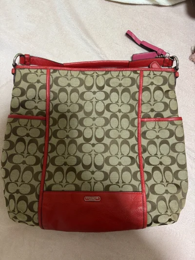 谁懂啊！在挖煤姬蹲到一只超绝的Coach中古托特包，简直挖到宝！黑灰老花经典耐看，低调又有质感，通勤、逛街都适配。实物成色超惊喜，包面无划痕，边角挺括不塌，内里干净，五金依旧亮泽，完全看不出是中古款。

最香的是性价比，比专柜省一半还多！自带长肩带，单肩优雅、斜挎方...