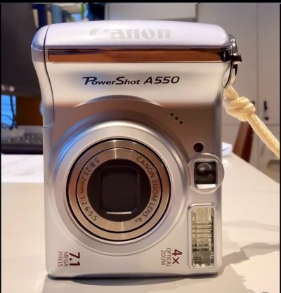 看卖家发出的照片当时没感觉有多新，拿到手之后觉得像是没有使用过一样，一点儿划痕都没有，超级超级开心，非常的nice