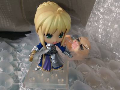 一月第二单到货了，这次购入的三款中古手办，呆毛王的粘土人关节都还挺紧，头发和面雕略有掉漆；炮姐的这个保存得不错挺新的，就是特效件和鞋子固定点断了半个桩，也不太影响摆放；夏娜这个不知道是不是运损了，头发断了一节，用胶水粘上去了。整体性价比还是比较高的！