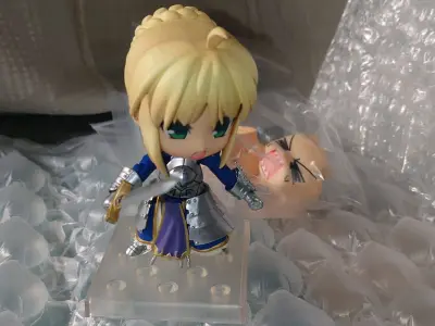 一月第二单到货了，这次购入的三款中古手办，呆毛王的粘土人关节都还挺紧，头发和面雕略有掉漆；炮姐的这个保存得不错挺新的，就是特效件和鞋子固定点断了半个桩，也不太影响摆放；夏娜这个不知道是不是运损了，头发断了一节，用胶水粘上去了。整体性价比还是比较高的！