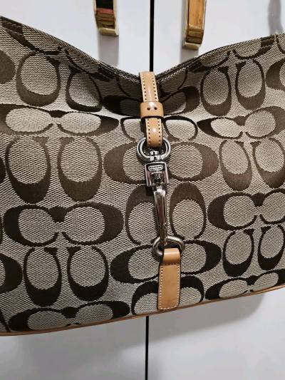          新入手的这款包包真的太合心意了！整体成色超赞，几乎没什么瑕疵，质感完全超出预期，日常出门携带轻便又顺手，大小也刚刚好，装下随身小物件毫无压力。而且物流配送速度特别给力，下单后没多久就收到了，最惊喜的是还能直接用积分抵扣运费，算下来特别划算，性价比直...