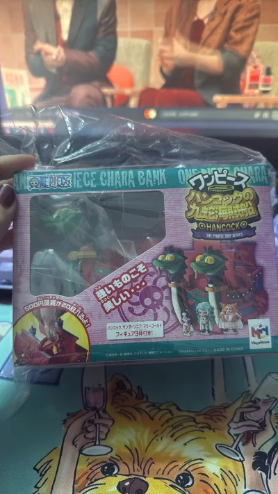 买到了女帝九蛇海贼团的储钱罐，还搭配了3个小人，实用也好看，可以当作摆件也说明可以用作储钱罐，很满意。另外佩罗娜的随从库马西也很可爱
