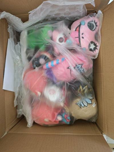 日淘玩偶终于到手！必须给挖煤姬和卖家点个赞。玩偶的品相近乎完美，和新品没两样，包装也超级用心，里外包了好几层，完全没压痕。挖煤姬国际物流比预想的快很多，从下单到收货的整个流程在APP里都看得清清楚楚，非常安心。体验很棒，以后淘周边还会首选这里。