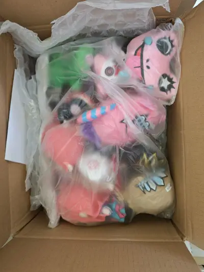 日淘玩偶终于到手！必须给挖煤姬和卖家点个赞。玩偶的品相近乎完美，和新品没两样，包装也超级用心，里外包了好几层，完全没压痕。挖煤姬国际物流比预想的快很多，从下单到收货的整个流程在APP里都看得清清楚楚，非常安心。体验很棒，以后淘周边还会首选这里。