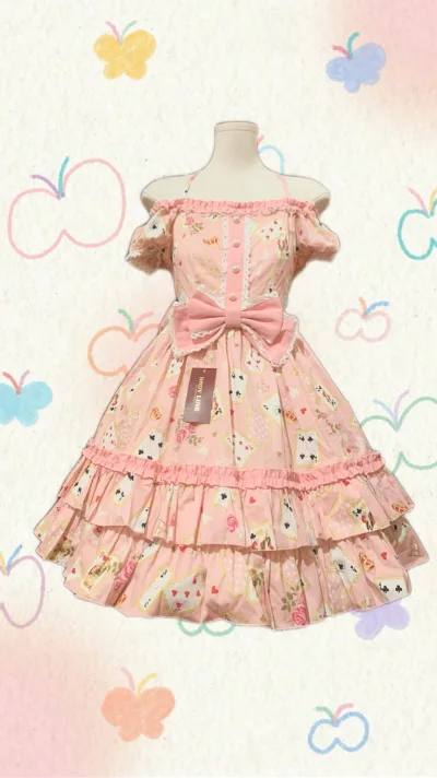 本次分享在挖煤姬购买的一件bodyline的lo裙，成色很新带吊牌，全面有大大的蝴蝶结胸针，扑克牌印花很可爱，是在挖煤姬雅虎日拍网站上买的，出价及时顺利拍到，国际物流速度很快十几天就到货了