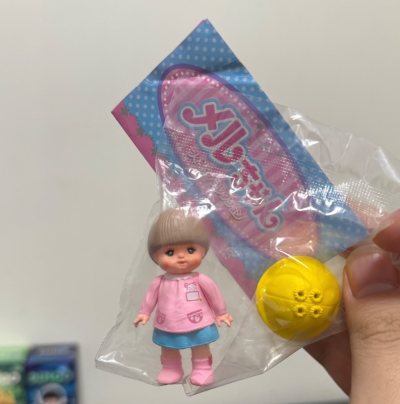 挖煤姬一月海淘| 拆出一整个日系治愈角落
刚从挖煤姬收到的包裹，拆完直接把书桌布置成了迷你日系杂货铺。
这次淘到的微缩食玩太绝了：一碗豚骨拉面的汤面纹理清晰可见，连附赠的迷你酱油瓶都能打开；还有北海道限定的海鲜便当盒，红蟹腿和海胆的配色做得特别逼真，摆在桌上像刚从居...