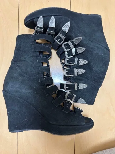 鞋子整体成色很好，和描述一致，没有明显瑕疵，上脚舒适度不错，尺码也合适，发货速度快，包装用心，中古性价比挺高的一次购物体验