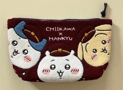 海淘等了小半个月完全值了！酒红色植绒面料手感软糯到犯规，摸起来巨舒服～吉伊卡哇和乌萨奇的列车长造型刺绣超精致，五官和小帽子的纹路都清晰不潦草，和官图完全无差！拉链顺滑不卡顿，藏青色包边很显质感，容量也很能打，日常放笔、便签和小计算器刚好。包装严实无破损，海淘体验满分...