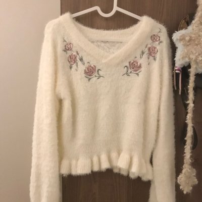 买到了围裙式的假两件 还是波点款 还有特别漂亮的ax毛衣 质感特别好 非常柔软 应该是马海毛之类的材质 