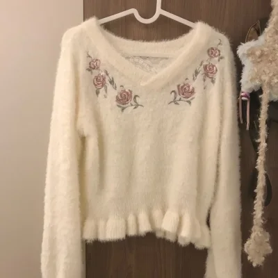 买到了围裙式的假两件 还是波点款 还有特别漂亮的ax毛衣 质感特别好 非常柔软 应该是马海毛之类的材质 