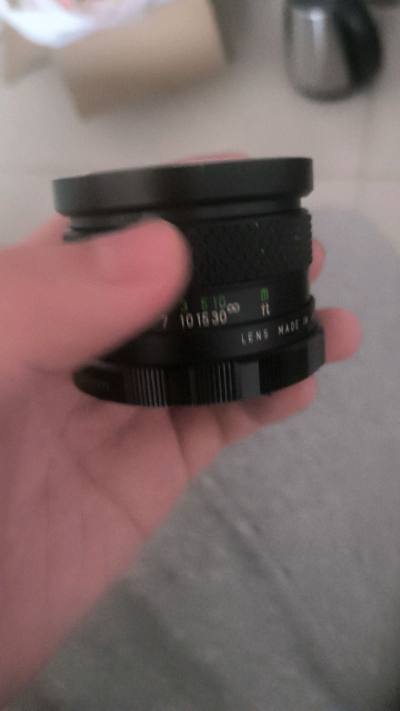 这次购买的是比较小众的一款镜头，这个镜头品牌手动款居多，但这是自动镜头，霉多一点，但是好在外观成色还不错。