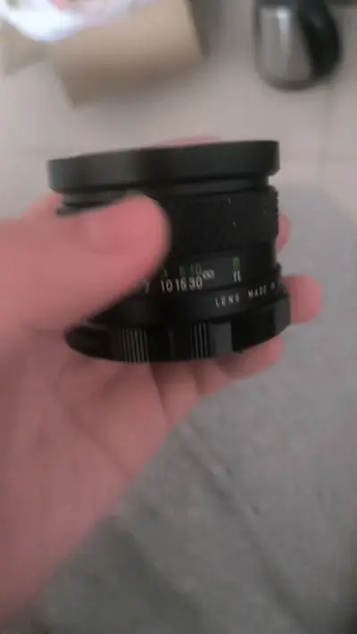 这次购买的是比较小众的一款镜头，这个镜头品牌手动款居多，但这是自动镜头，霉多一点，但是好在外观成色还不错。