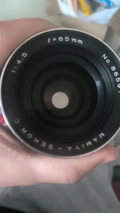 这次买的依旧是比较小众的镜头，镜片通透性还不错，就是稍微有点掉漆，总体来说还是比较满意的，物流速度也很快。