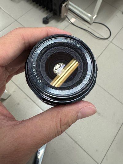 奥林巴斯唯一的M42螺口相机Olympus FTL搭配的六款镜头之一，很稀有，值得收藏。其实这款使用手感还是很不错的，镜头素质也不错，已经拥有一个50mm焦段的挂机头，拍出来效果很满意，所以这次又入手一款广角的，适合拍拍风景，最近对焦距离居然也达到了25cm，真的可...