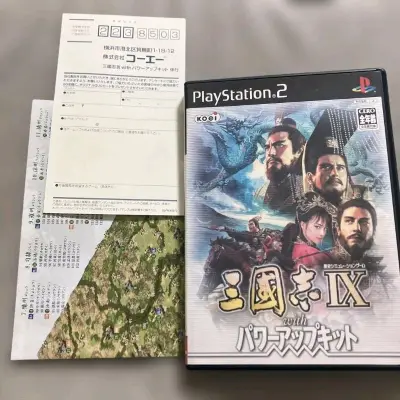 这组中古游戏收藏真的让人眼前一亮！这次海淘到手的品相远超预期：
​硬件部分：初代原版 Nintendo DS 状态极佳，虽然外壳有正常岁月痕迹，但折轴依然紧实；两款收纳包（尤其是 Columbia 那款）质感很好，甚至没怎么褪色。
​软件部分：重点是这批 《三国志》...