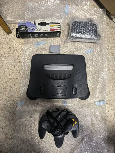 这次来的是一台经典的N64游戏主机，它是一部延续了任天堂的“卡带信仰”的机器，游戏中大多都是3D化来呈现 ，虽说与同时期的PS不能比，但是也是怀旧玩家心中的白月光！感谢挖煤姬