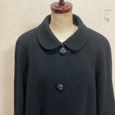 这次在平台淘到的日本制黑色羊毛大衣真的超出预期！娃娃领设计温柔又减龄，落肩剪裁对我这种肩宽星人特别友好，完全不显壮～面料是细腻的羊毛质地，垂坠感拉满，黑色经典百搭，搭裙子、裤子都好看。

挖煤姬物流速度比想象中快，转运打包特别严实，大衣收到时一点褶皱都没有，客服回复...