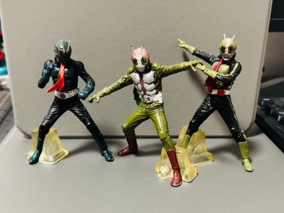 又是满满的一箱，都是来自假面骑士一号的周边玩具，特别是the next系列的一二号，简直帅得没边了！