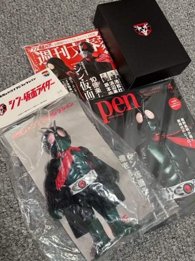 入手了一款新版的假面骑士一号sofubi，还是外套版本的，穿上外套的本乡猛也太酷了！带头卡的包装也非常适合收藏！