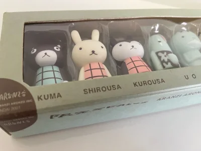 大人也爱玩玩具，这一组可爱的指偶真的太棒了！十个不同的人物套在手上和孩子一起互动，真的太有趣了！每个人物的配色也很好看！推荐推荐！