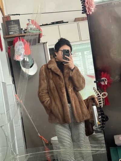 衣服真的很不错啊，买了3件，这是其中两件，衣服都很新，皮板很软，非常喜欢，会继续回购的，好评！发货速度很快，包装也很好看，客服回消息也快，态度也好！最关键的是商品质量很好，经得起查验，值得购买！