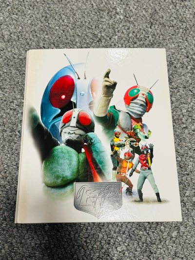 偶然间看到了一本假面骑士昭和时期的卡册，里面全是剧照卡片，非常的具有收藏意义，果断拿下，就是太重了邮费炸弹！