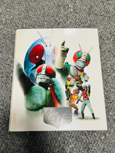 偶然间看到了一本假面骑士昭和时期的卡册，里面全是剧照卡片，非常的具有收藏意义，果断拿下，就是太重了邮费炸弹！