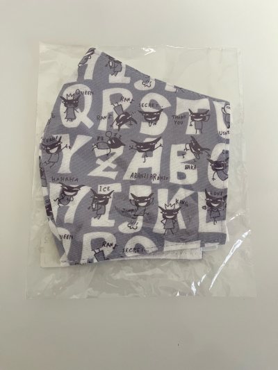 终于买到了这个可爱的口罩了！府绸质地很舒适、柔软！大号的成人佩戴，小号的适合小朋友！狗狗的围裙也是很可爱！可以日常打扫使用！也是纯棉款式的！都很喜欢！