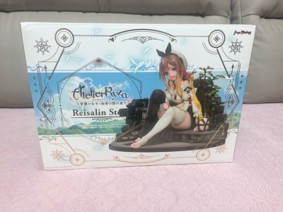 MF莱莎手办海淘超满意！外箱加固到位，手办无瑕无中奖。杏色短发灵动，面相元气满满带娇俏感，红白穿搭配色精准，裙摆褶皱细腻。可脱外套+多表情替换，可玩性拉满，炼金道具细节还原游戏设定。正版品质抗打，造型鲜活有张力，收藏价值高，到手幸福感爆棚，不愧是MF招牌款！