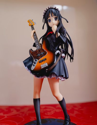 海淘Alter女仆秋山澪完美下车！包装严实无磕碰，清关快到手全新。女仆装蕾丝花边精致，裙摆褶皱层次分明，蓝发柔顺有光泽，面相清冷又娇俏，贝斯配件还原度拉满。涂装均匀无溢色，肤色细腻阴影自然，正版做工扎实无毛刺，地台简约不抢戏。轻音厨狂喜，摆柜氛围感拉满，Alter御...