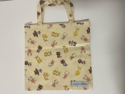 乳黄色的满印猫猫包！真的太可爱了！防水pvc材质更适合夏天！好期待夏日来临了！这个ip的每一个角色我都很喜欢！想全部收集起来！可爱的小铁盒暂时还没有想好收纳什么，就先让它装满可爱吧！