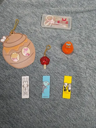 又买了些阿朗基坏东西的小玩意~
总是对他家的小物爱不释手
这次到的是三枚磁吸书签和一个针线盒
还有迪士尼维尼熊的一寸照挂件  
爪爪冰棒扭蛋蹲了很久才买到一个比较称心的价格
还有一个巴巴爸爸里的牙刷架 
心满意足*͈ᴗ͈ˬᴗ͈ෆ