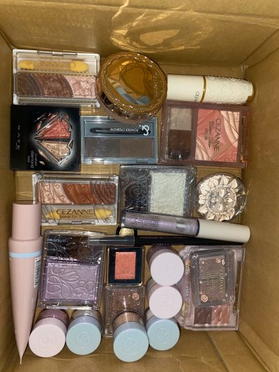 挖煤姬是一个全面且简单的海淘平台，页面可以一键翻译，有多种物流可选，很适合新人海淘。
这次年前最后一次发货了一箱彩妆 走的是可追踪小航空，使用积分后邮费为5元 申请合单到收货共18天