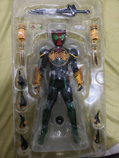 rah假面骑士欧兹，全配盒说全，成色可以，虽然不是很好但价格很便宜，几百块钱，东西也跟卖家描述一样，期待下次购物