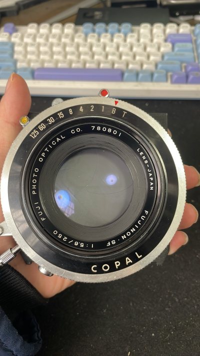 价格还行，还很美丽，用起来也不错，大画幅镜头，柔焦美人头，3号快门，快门得保养，东西不错，很不错的宝贝。