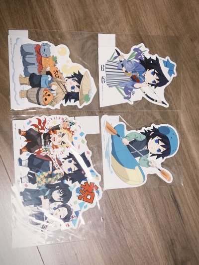 切了一堆纸立牌，好看鼠了！超级无敌喜欢，包装也特别好，东西都很完整，用了优惠券很划算，从发货到收到货时间也很短，非常非常满意～