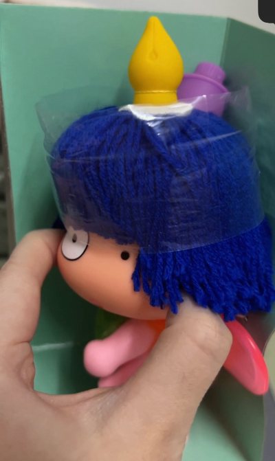 买到了一只超级可爱的小电虫 看过它的动漫原型 小时候就希望身边也可以有一只会魔法的小宠物陪伴我 长大终于实现啦 最惊喜的是小电虫的头发和前面都是毛绒材质的 摸起来软软的 特别有意思 分享给大家