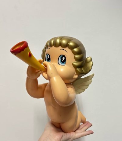 逛日拍的时候看到了这个小天使 觉得有意思就拍了回来 到手非常惊喜 比预想中大了很多 查找了资料发现还是日本一个书店的店头 特别可爱