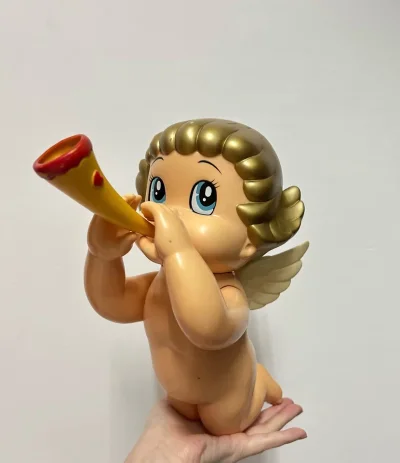 逛日拍的时候看到了这个小天使 觉得有意思就拍了回来 到手非常惊喜 比预想中大了很多 查找了资料发现还是日本一个书店的店头 特别可爱