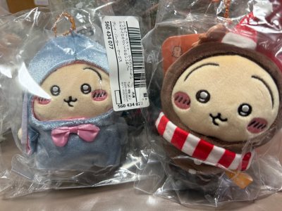 两款ちいかわ玩偶挂件太萌啦！圣诞姜饼人造型氛围感拉满，卫衣款软乎乎的超好rua，面料细腻，刺绣精致，完全没线头，收到时包装完整全新，实物比图片还可爱！
挖煤姬太靠谱了！物流快到惊喜，打包超级用心，每个玩偶都单独密封，原吊牌小票齐全，全程物流可追踪，海淘体验满分～