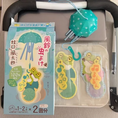 买到了一个特别可爱的风铃 是雨伞形状的 很特别 挂在窗前很有意境 里面还配备了三个替换装的驱蚊片 夏天不怕蚊虫进房间啦