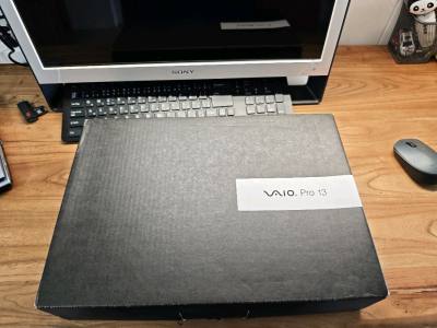 最近迷上了捡电子LJ，日本人通常都把这类过时的电子产品按废品价处理，有时候能收到箱说全的电脑，成色竟然还挺新，电池也正常。快递单包装的挺好，没有一点损坏。用ems果然是快，贵有贵的道理。