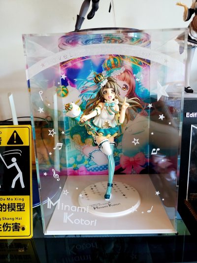 挖煤姬海淘ALTER南小鸟手办太值了！代拍快、物流稳，清关一周就过，包裹裹满泡沫纸，外盒崭新无压痕。手办品相完美无瑕疵，温柔笑颜超还原原作，飘逸长发纹理清晰，皇冠雪花金属质感十足，手杖细节拉满。白绿渐变服饰闪粉细腻，裙摆分层立体，涂装均匀无溢色，露脐装雪花暗纹精致到...