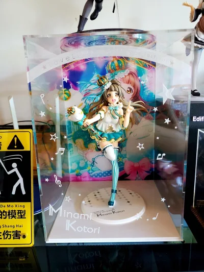 挖煤姬海淘ALTER南小鸟手办太值了！代拍快、物流稳，清关一周就过，包裹裹满泡沫纸，外盒崭新无压痕。手办品相完美无瑕疵，温柔笑颜超还原原作，飘逸长发纹理清晰，皇冠雪花金属质感十足，手杖细节拉满。白绿渐变服饰闪粉细腻，裙摆分层立体，涂装均匀无溢色，露脐装雪花暗纹精致到...