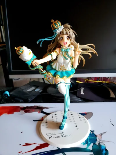 吹爆挖煤姬！入手ALTER南小鸟手办体验满分，下单到收货全程顺畅，打包专业到离谱，手办盒四角尖尖。小鸟单脚轻抬的姿态灵动，长发丝带飘逸有动感，肩膀小雪人萌度拉满。服饰亮粉与金属色点缀高级感拉满，袜子纹路、脚腕搭扣都细致还原，珠光底座质感绝了。ALTER大厂做工名不虚...