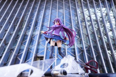 挖煤姬海淘GSC战场原黑仪手办超绝！代拍高效清关快，包裹加固到位，外盒四角尖尖无磕碰。手办完美还原毒舌傲娇人设，紫色校服配色正，发丝渐变润泽有质感，冷笑表情气场拉满。标配订书机、美工刀配件细节精致，文具散落特效超还原名场面，可换马尾发型解锁多造型。涂装均匀无溢色，比...