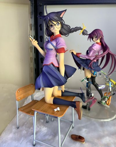 入手GSC班长羽川翼手办体验满分，全程省心无踩雷，打包严实到手毫无损伤。手办还原跪桌回眸名场面，黑白校服褶皱自然，麻花辫丝带细节清晰，呆毛灵动超可爱。可拆眼镜+替换猫耳配件太香，切换不同风格毫无压力，脸部刻画细腻，眼神温柔有神，无角度限定烦恼。桌椅场景配件精致，膝部...