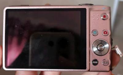 第一次购买，成功下车，操作简单，反应灵敏。外观设计简洁，质感很好。成色也比较新，拍的照片也很出片，价格比实体店优惠，用了一段时间没发现问题，值得购买。