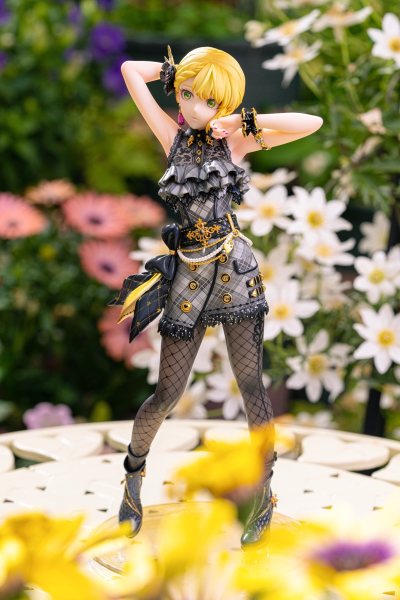 海淘Alter宫本芙蕾德莉卡超惊艳！外箱加固到位，手办无瑕无中奖。格纹礼服鎏金装饰亮眼，珐琅腰带质感高级，珠宝配饰闪闪发光。不对称短发柔顺，绿瞳红唇灵动，小恶魔神态拿捏精准，丝袜肌理细腻，短靴细节拉满。涂装层次丰富，肤色柔嫩，正版钢印清晰，偶像厨必入，Alter做工...